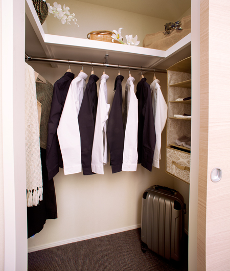 Receipt.  [Walk-in closet] Clothing and accessories, You can also be accommodated neatly summarizes the large items such as.