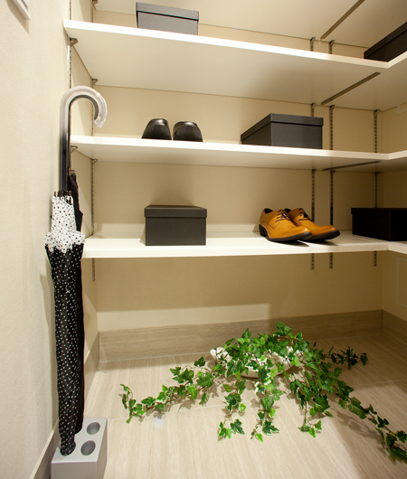 Receipt.  [Shoes closet] By giving a clear, Not only shoes, It also can be stored items to be used around the front door.