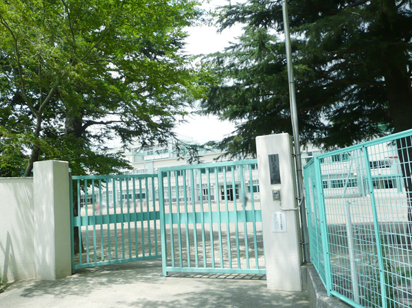 Surrounding environment. Municipal Omiya Junior High School (8-minute walk / About 640m)