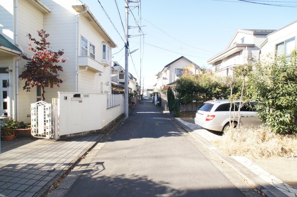 Local photos, including front road. Kugayama 2-chome is a calm residential area
