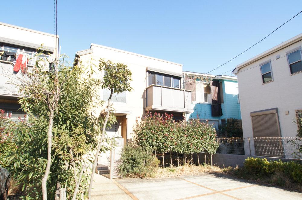 Local appearance photo. Suginami Kugayama 2-chome, Inokashira "Kugayama" station a 10-minute walk, Starting station is "Fujimigaoka" station 7-minute walk of used House. Sekisui House construction, Heisei Built in 15 years per day on the south-facing large 4LDK, Ventilation is not fully secured.