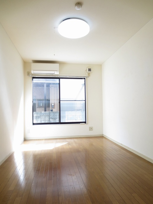 Living and room. It is south-facing bright room (^^