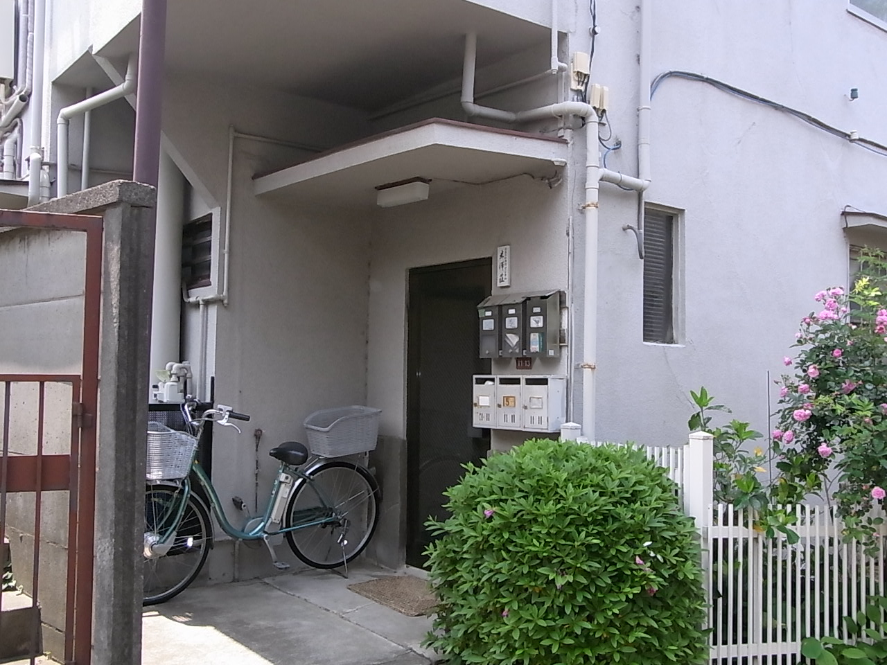Building appearance. Water bill is included in the rent. In the case of three residents will rent 74,000 yen. 