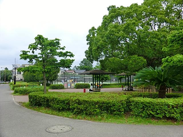 park. 817m until Zenpukuji River green space