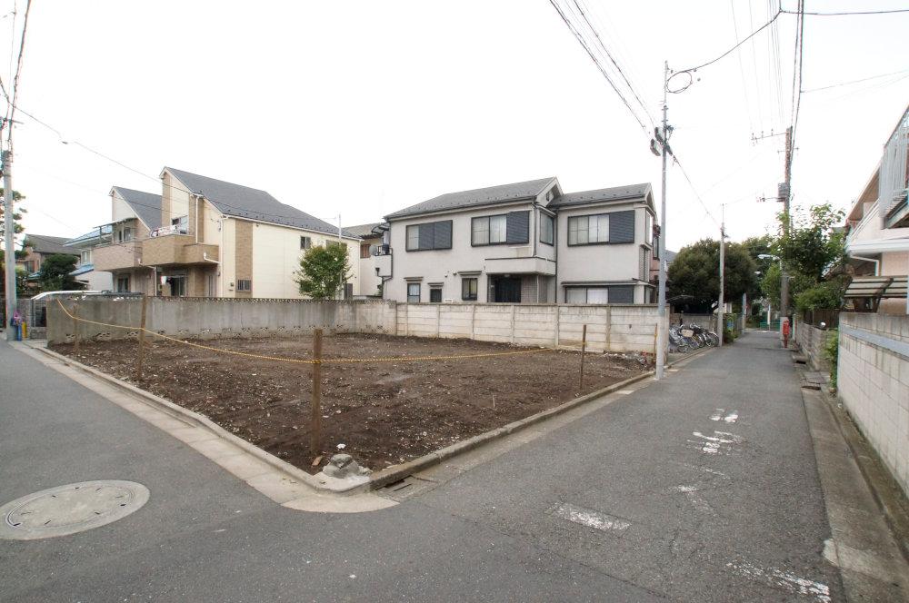 Local land photo. Land sale with building conditions of Suginami Hon'amanuma 1-chome. Large 3LDK reference plan, as well as building construction cases is located on the neighborhood. All two-compartment, including corner lot. I think if you look at the pros and cons once local. 