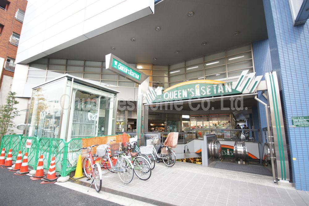 Supermarket. 213m until the Queen's Isetan new Koenji shop