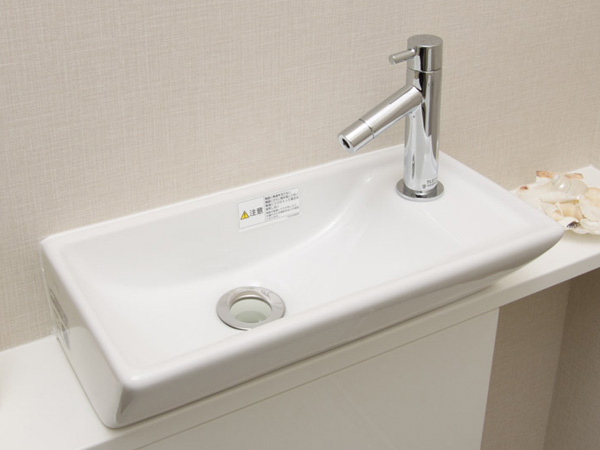 Bathing-wash room.  [Toilet wash-basin] Standard equipped with a wash-basin of simple design is in the toilet.  ※ Counter is not attached. (Same specifications)