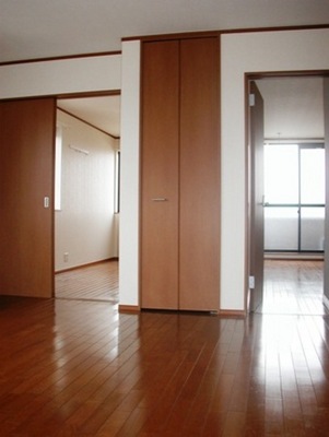 Living and room. Spread of 2LDK! ! It is recommended for newlyweds.