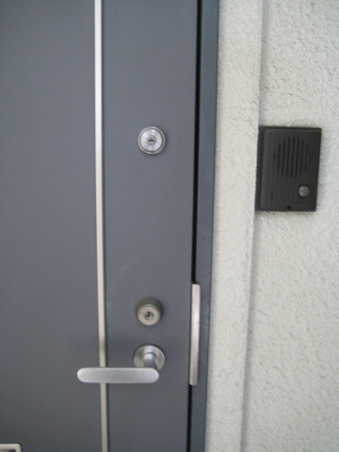 Security. Entrance double lock ・ Intercom