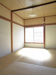 Living and room. You re-covering tatami. 