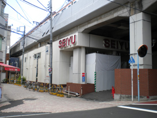 Supermarket. Seiyu to (super) 479m