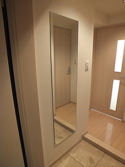 Entrance. It is with a convenient full-length mirror