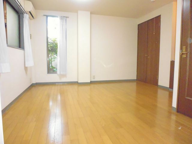 Living and room. Spacious flooring Room