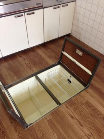 Kitchen. Underfloor storage