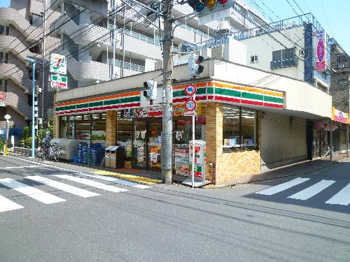 Convenience store. 250m to Seven-Eleven (convenience store)