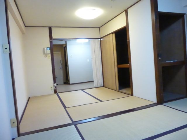 Living and room. Spacious 10.5 quires of Japanese-style rooms