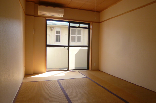 Other. Japanese-style room 6 quires ・ Facing south in sunny