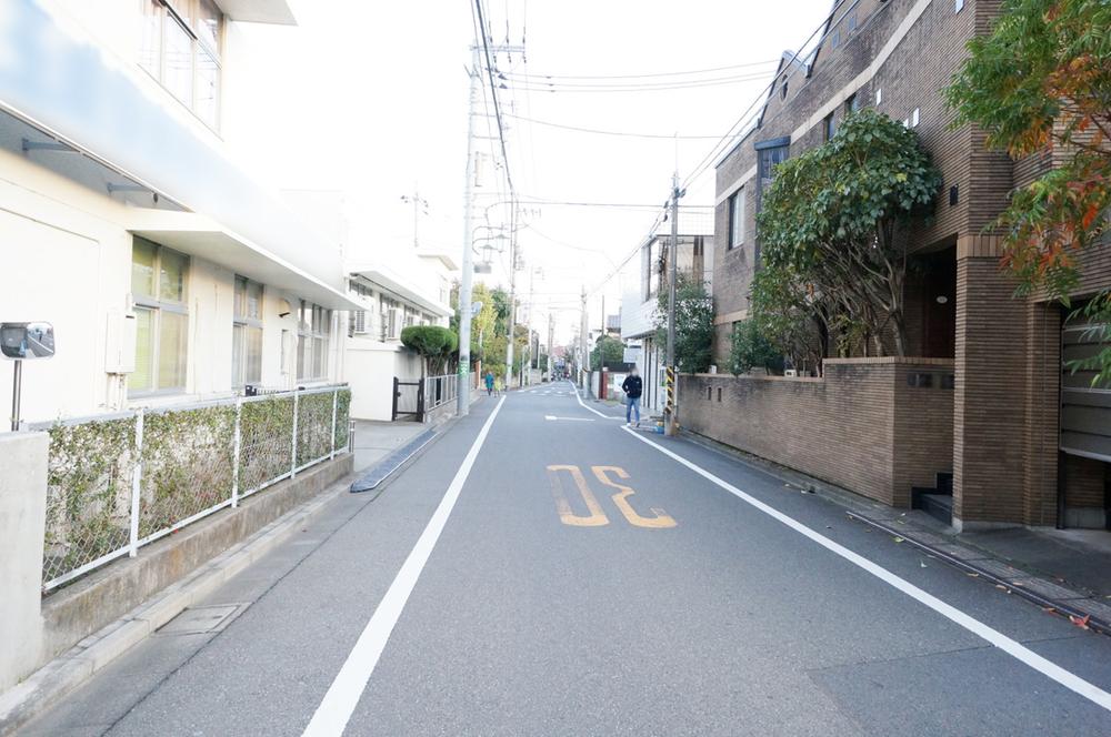 Local photos, including front road. Despite the front road is wide, Since the street of your car is a little place, You can put slowly also peace of mind to the built-in garage.