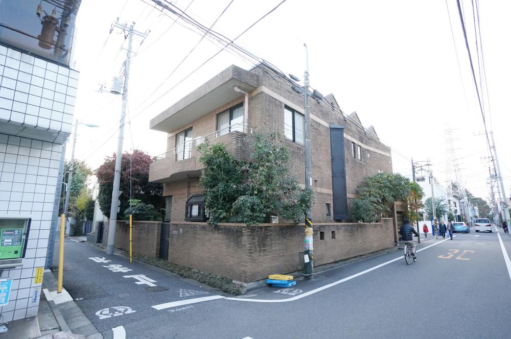 Local appearance photo. Suginami Kugayama 4-chome, Located in Inokashira "Mitakadai" quiet residential area in while station Chica station 6 minutes walk, It is the introduction of luxury second-hand housing. Tiled reinforced concrete with a profound feeling.