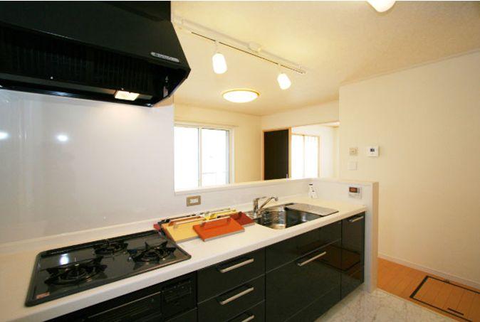 Same specifications photo (kitchen). Enforcement example