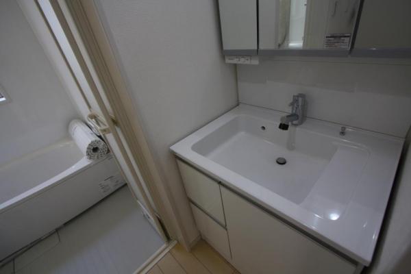 Wash basin, toilet