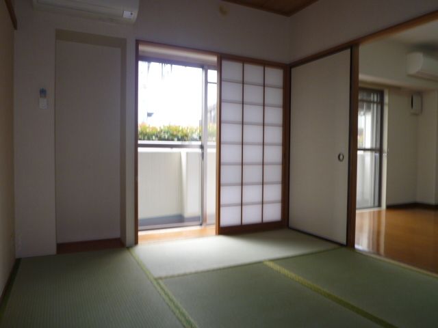 Living and room. Japanese-style room is convenient and there is one room