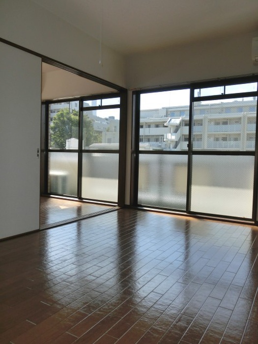 Living and room. Large windows, Open living