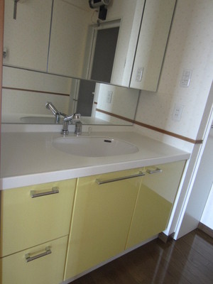 Washroom. Vanity mirror is large ・ It has become a mirror cabinet.