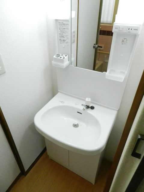 Washroom. Independent wash basin