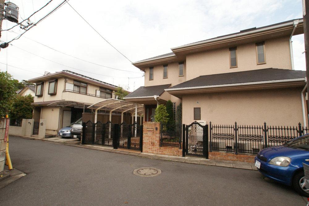 Local photos, including front road. Car of loading and unloading is also a breeze. You can park 2 cars.