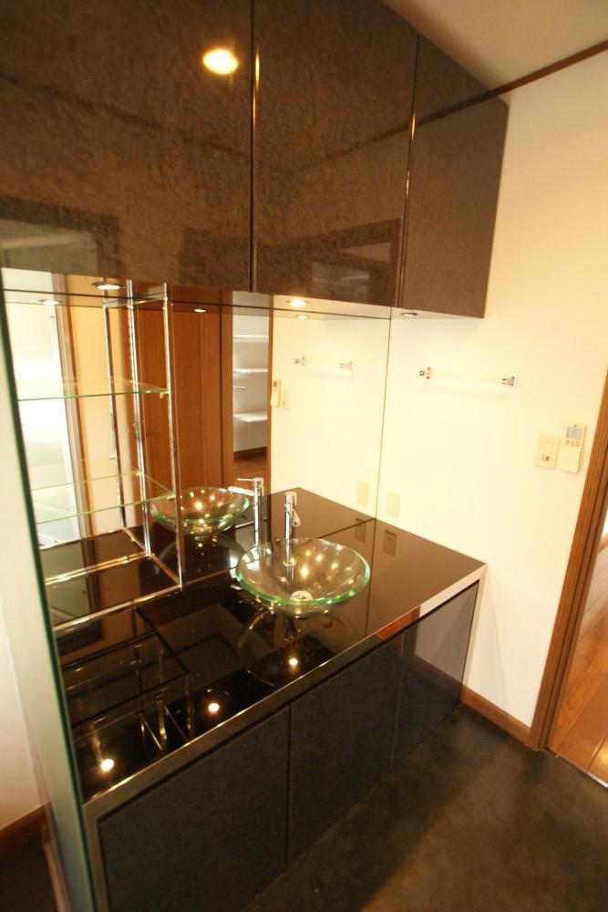 Wash basin, toilet. It will wash basin.