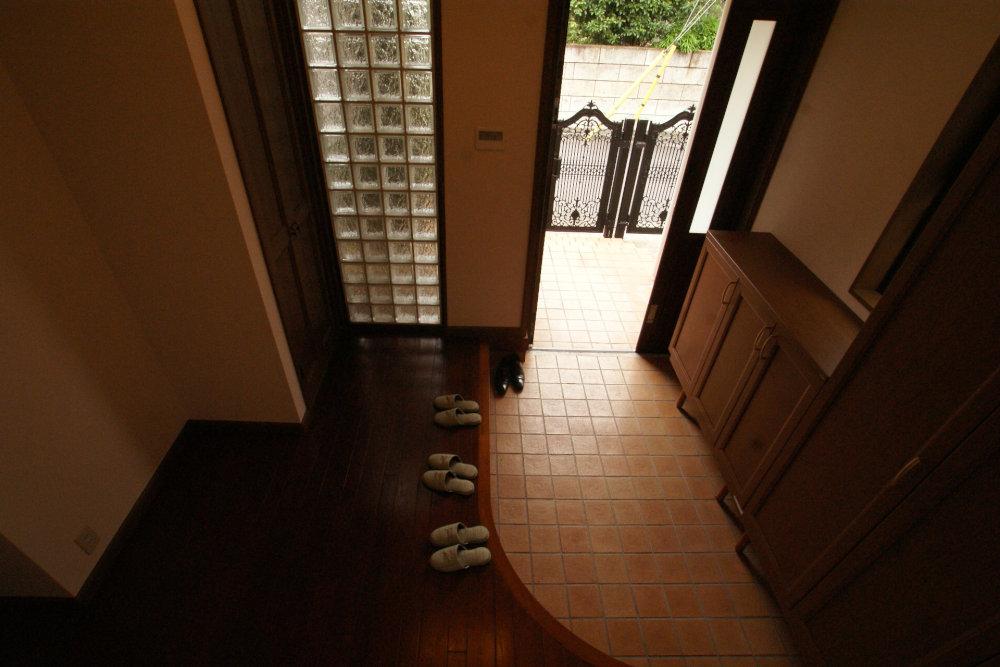 Entrance. Spacious entrance. Storage of shoes Please leave.
