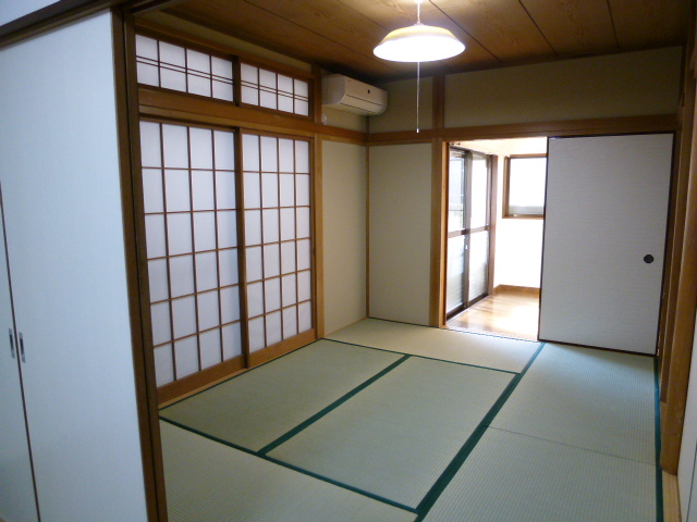 Living and room. Also storage capacity large leisurely closet in a Japanese-style room!