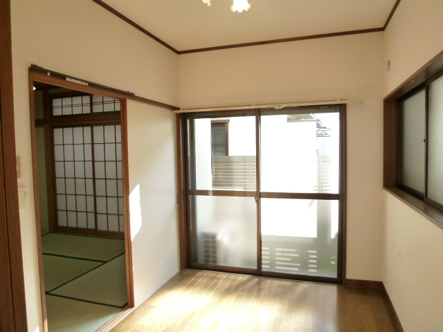 Living and room. Closet with a Western-style