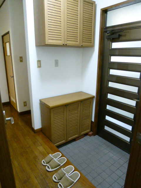 Entrance. Storage with