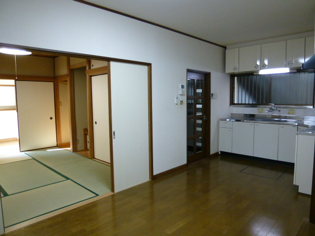 Living and room. Japanese-style room leading to the living room there is a sense of open