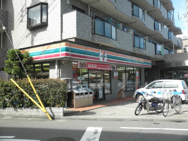 Convenience store. 500m to Seven-Eleven (convenience store)