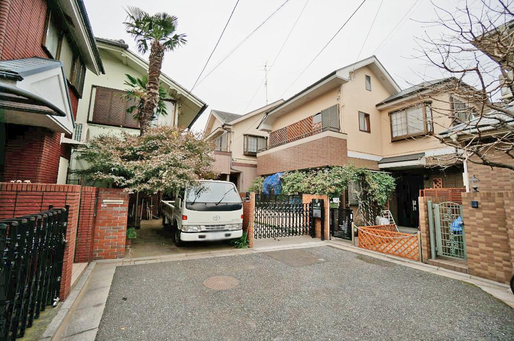 Local appearance photo. Used House for Suginami Kamiogi 3-chome. A leafy quiet residential area, JR Chuo Line "Nishiogikubo" station a 15-minute walk, In 1996 Built in 4LDK, The room is your used detached in very beautiful.
