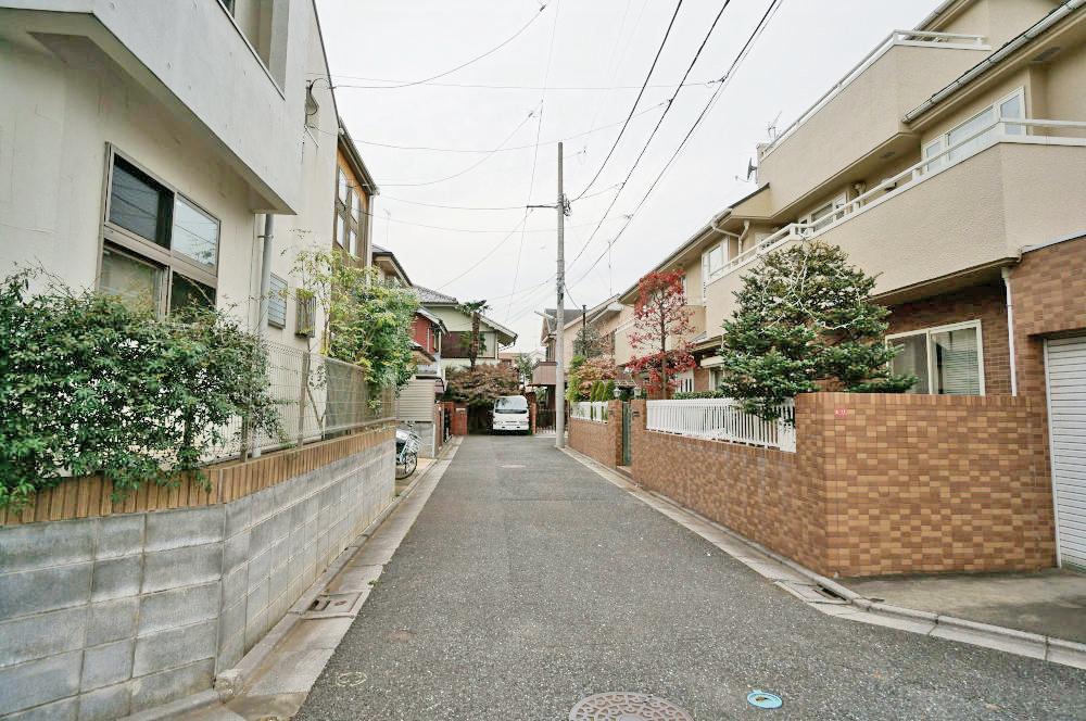 Local photos, including front road. Municipal Nishiogi 3 minute walk to the library, About a 6-minute walk from the Co-op Tokyo, It is a good location of the walk about 6 minutes to Fuji Garden.