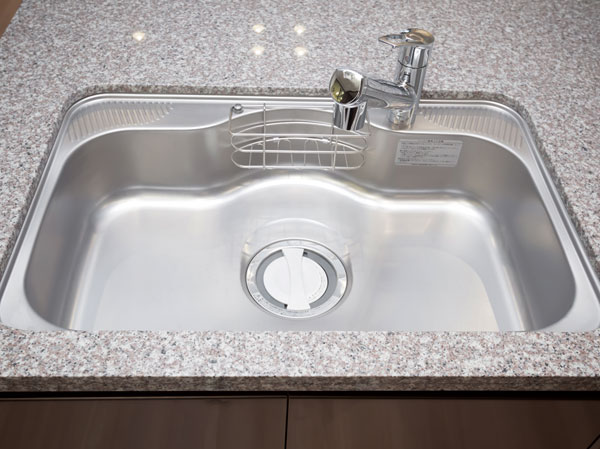 Kitchen.  [Quiet wide sink] Fitted with a damping material to sink back. Since the water to be worried about at the time of cooking and dishwashing is to reduce the I sound, You can use comfortably your.