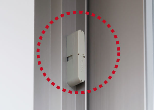 Security.  [Established the opening and closing sensor into the opening] (Except for the FIX) window at the time of the sensor settings and when the front door is opened an alarm sound, Control room ・ Management company ・ Automatically reported to the security company.