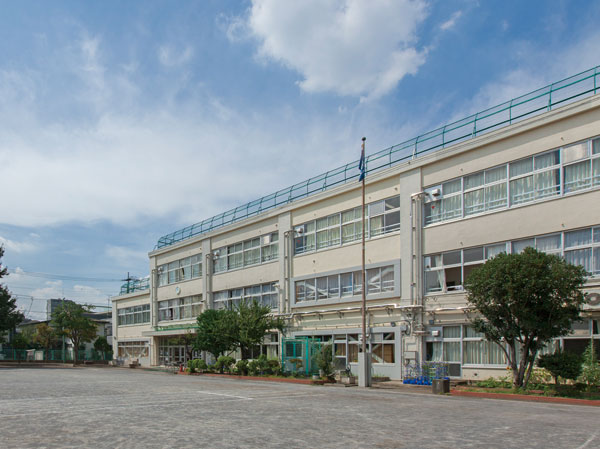Surrounding environment. Wada Elementary School (about 1020m)