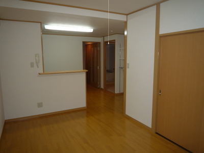 Living and room. It is a popular face-to-face kitchen. It is recommended for your young couple.