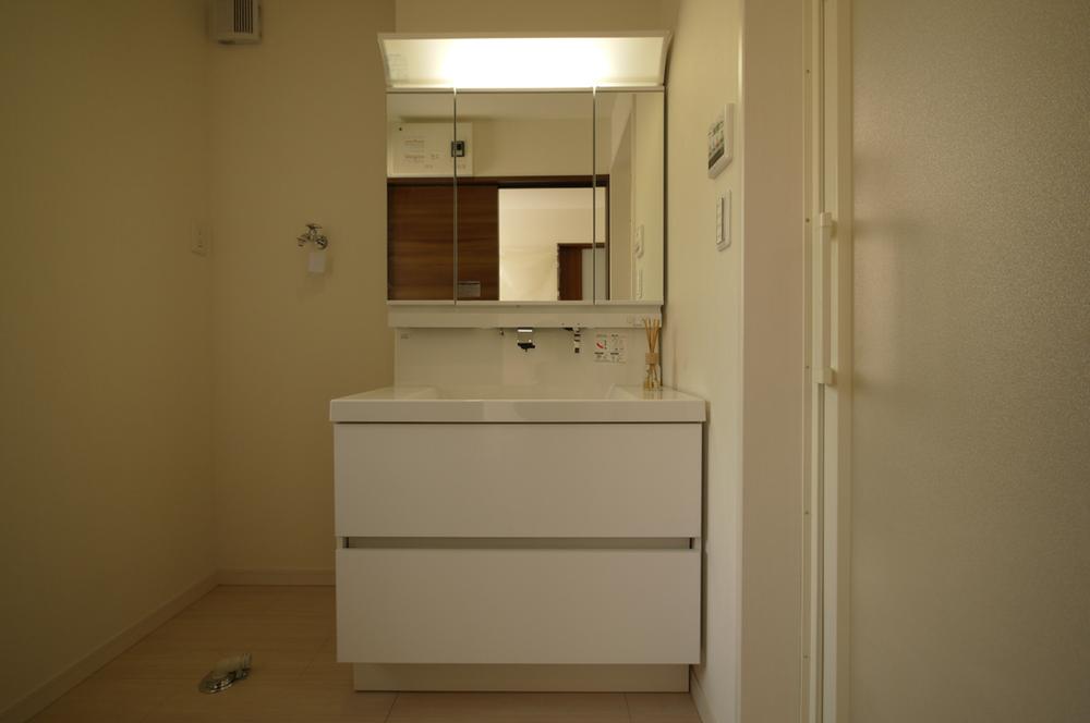 Wash basin, toilet. Indoor (08 May 2013) Shooting