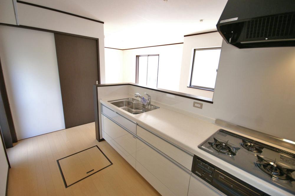 Same specifications photo (kitchen). It will be the construction example of the kitchen. It is with under-floor storage.