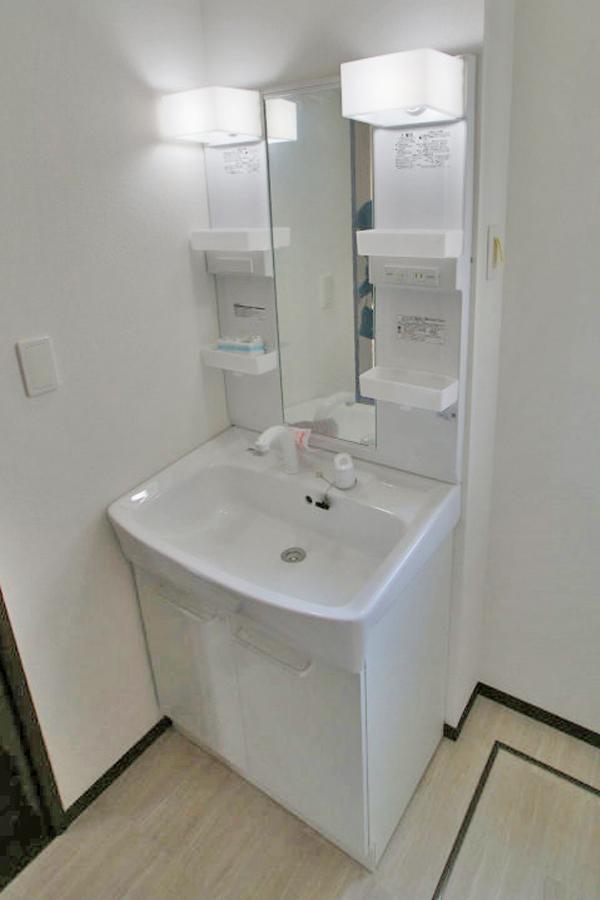 Same specifications photos (Other introspection). It becomes the example of construction of the wash basin. Shampoo is with Dresser
