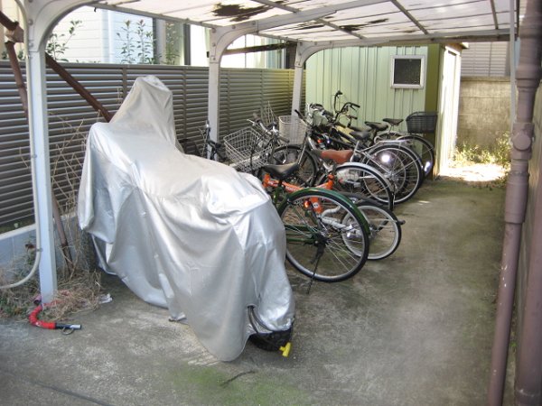 Other common areas. Bicycle parking lot in the Covered, Bike negotiable