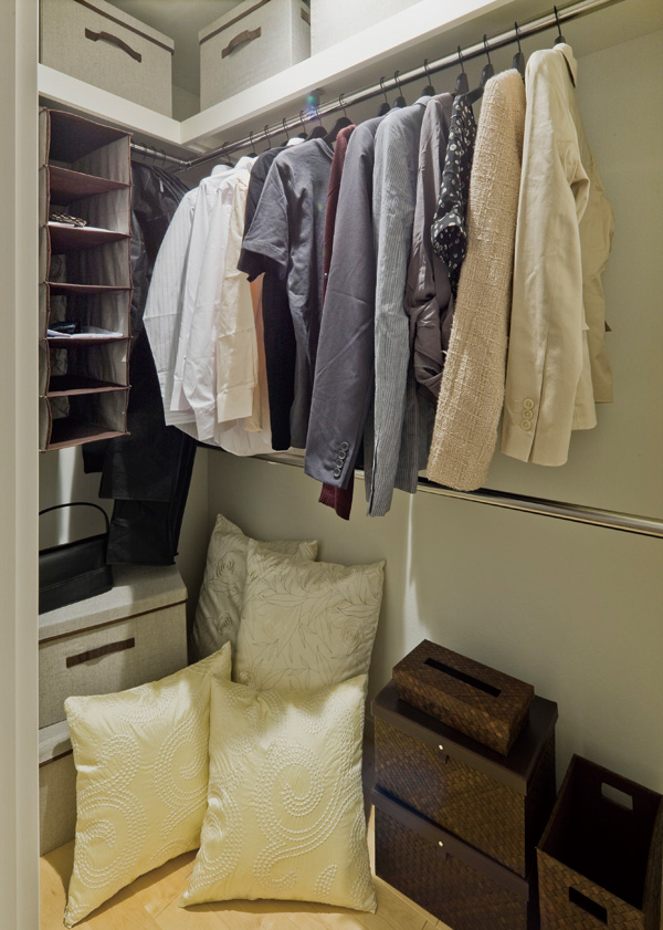 Other.  [Walk-in closet] Walk-in closet of the master bedroom is a large capacity. Clothes, of course, You can smaller of furniture and the like are also stored.