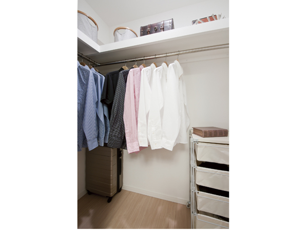 Size walk-in closet of which, such as bags and golf equipment not only the clothes can also be fully accommodated.