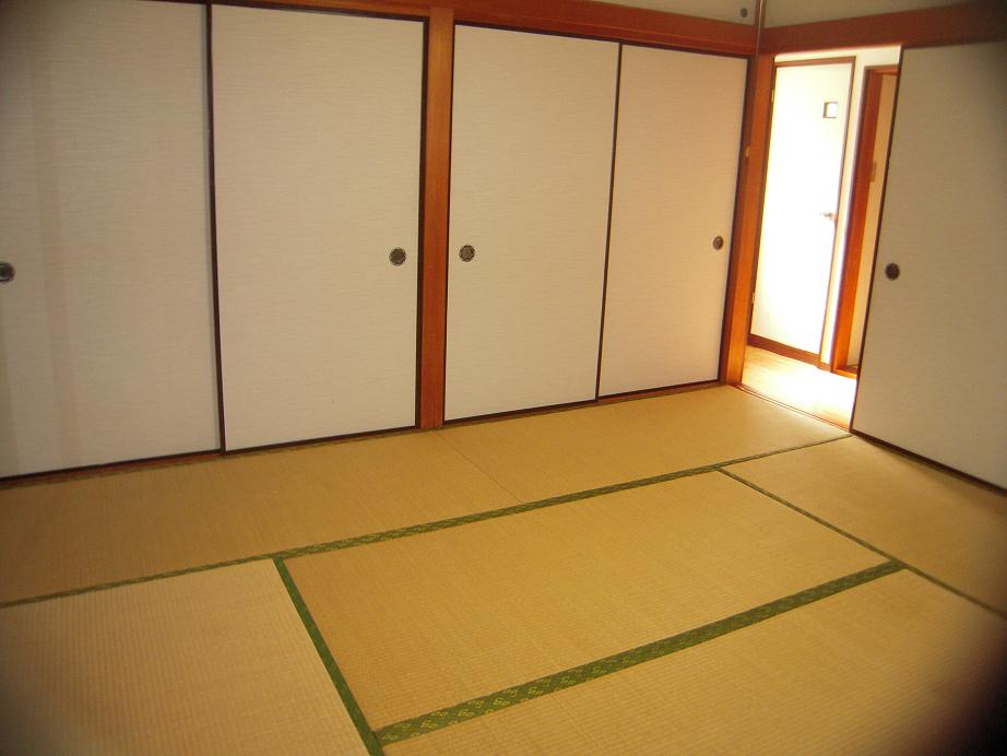 Other room space. Japanese-style room 8 quires, With between 2 closet